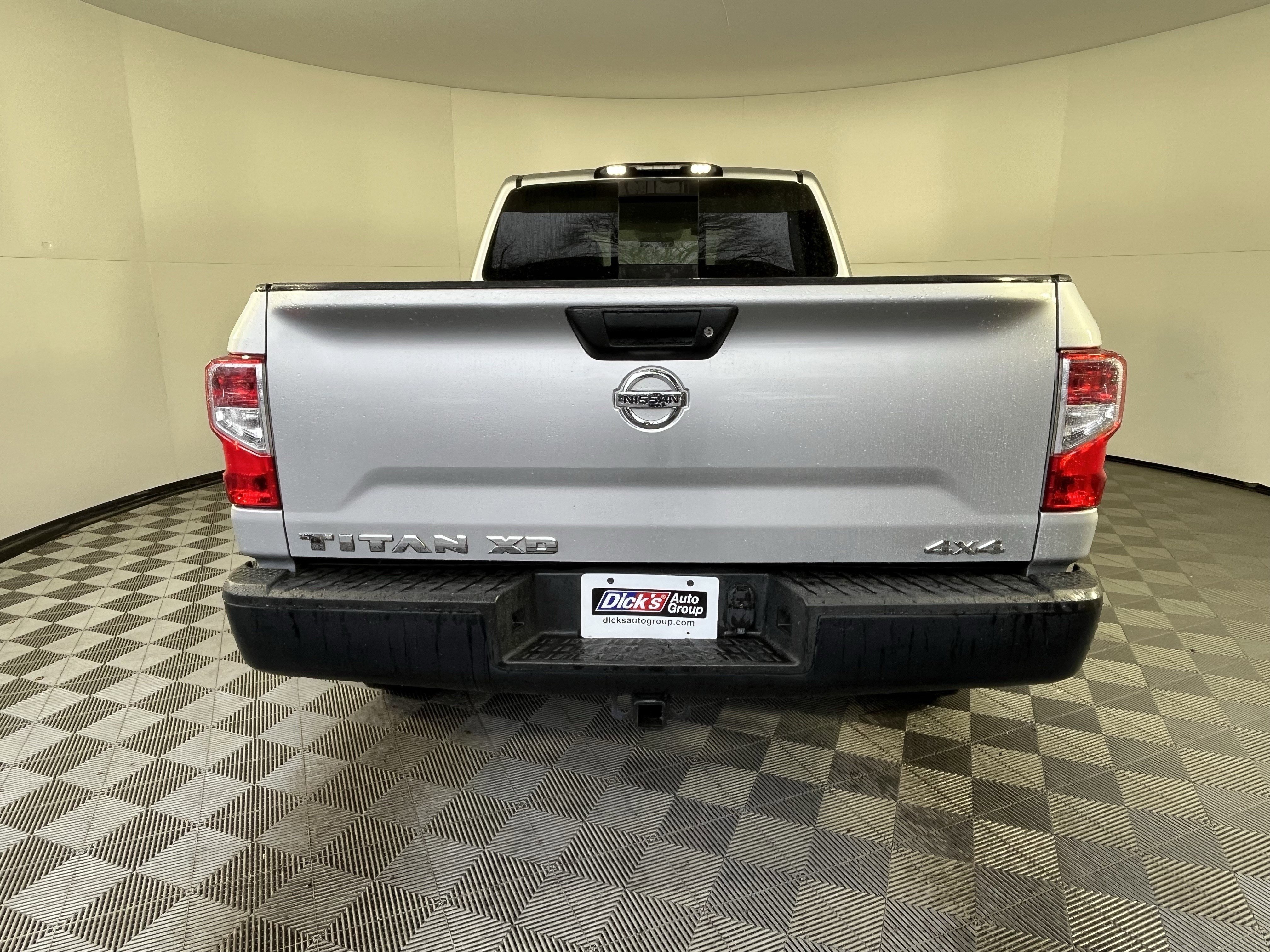 Used 2017 Nissan Titan S image 4