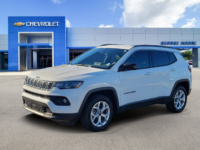 Used 2026 Jeep Compass Latitude AWD/4WD image 2