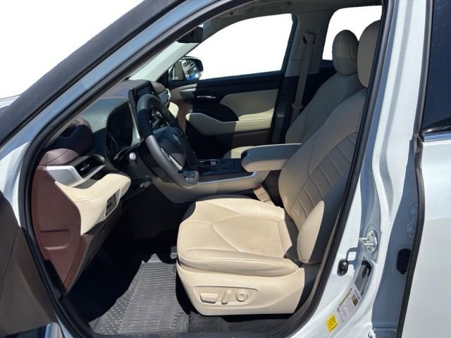 Used 2022 Toyota Highlander XLE AWD/4WD image 10