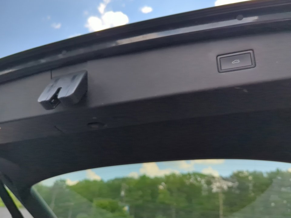 Used 2022 Volkswagen Tiguan SE AWD/4WD image 16