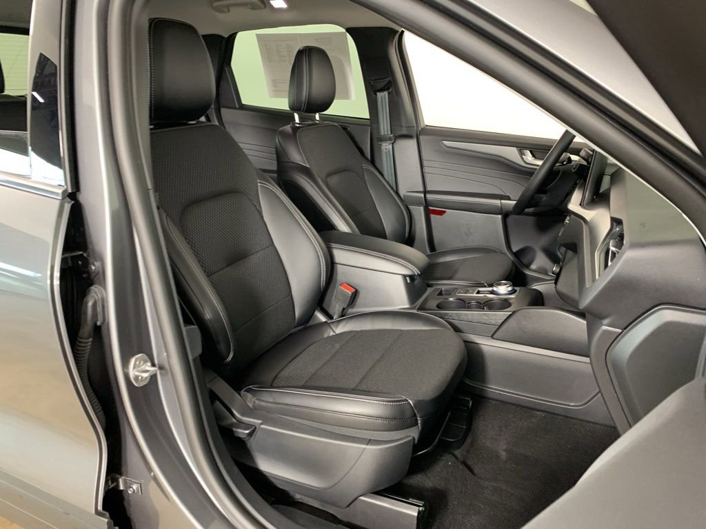 Used 2025 Ford Escape SE image 35