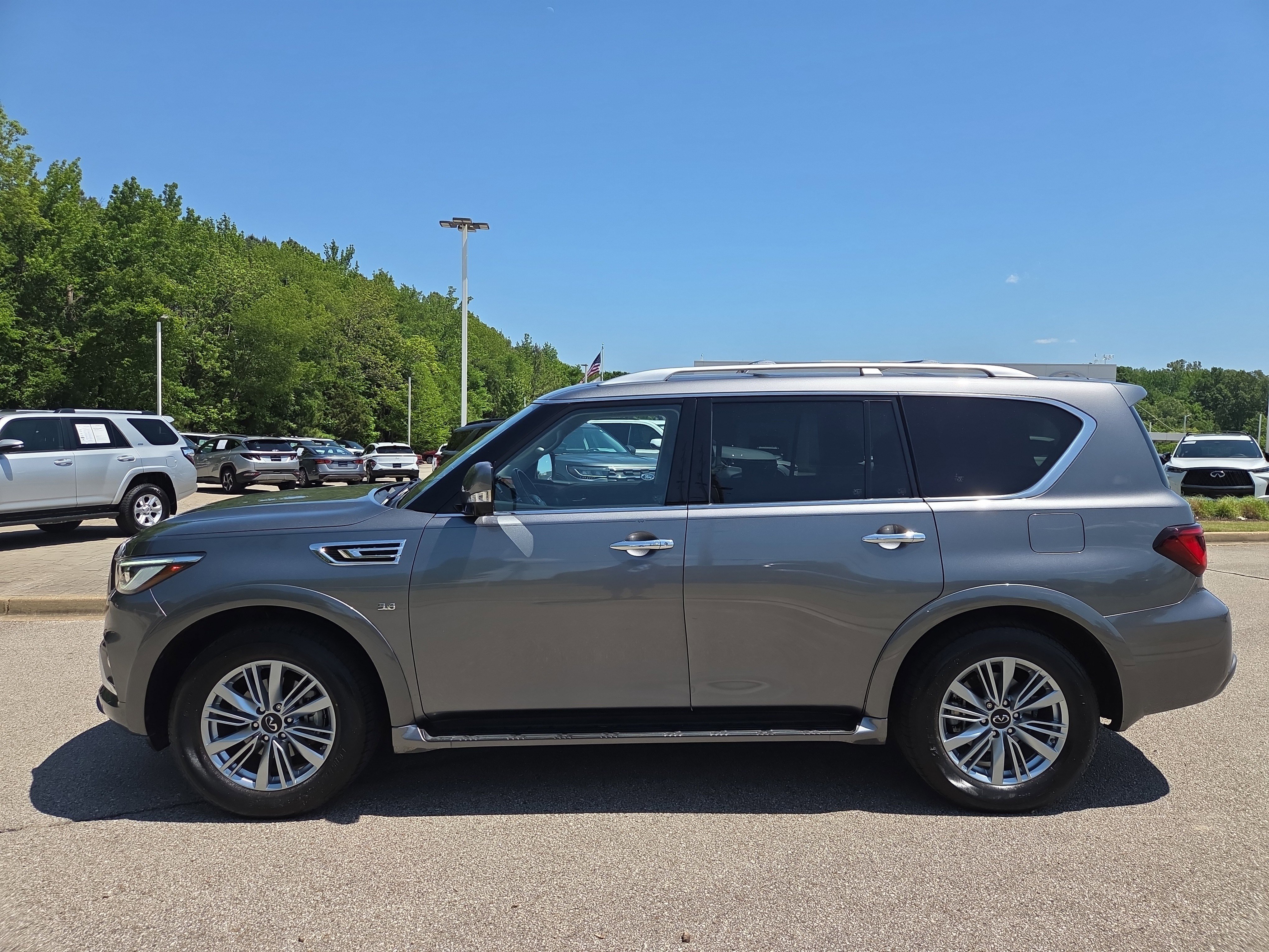 Used 2019 INFINITI QX80 Luxe w/ All-Season Package image 2