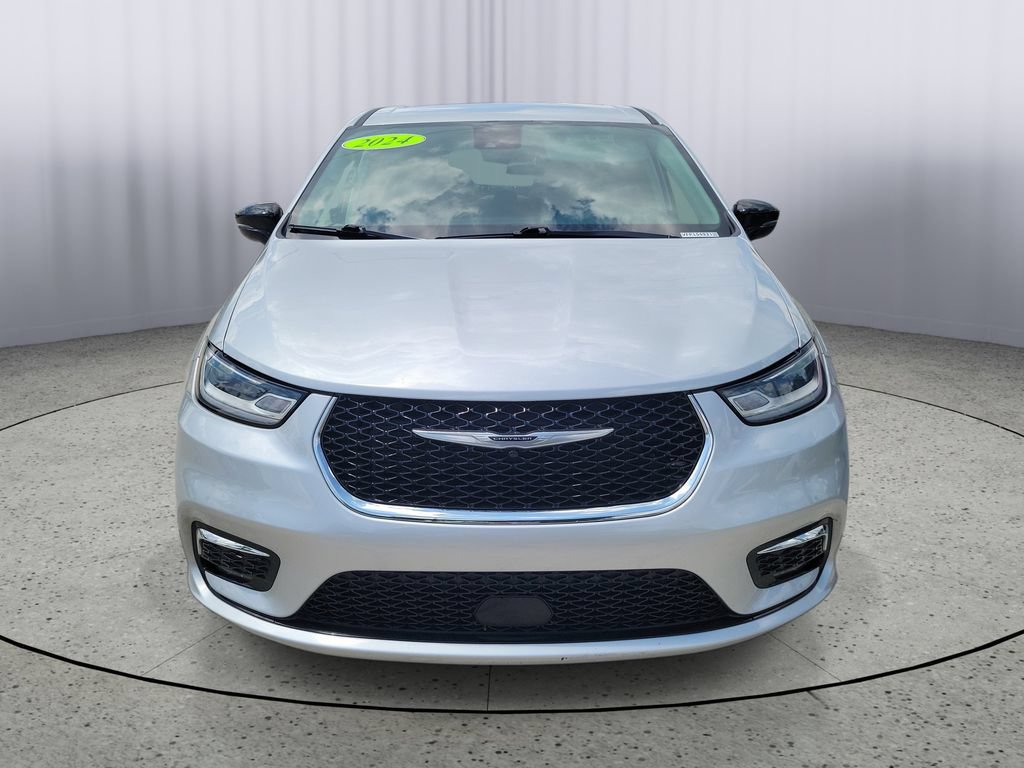 Used 2024 Chrysler Pacifica Touring-L FWD image 5