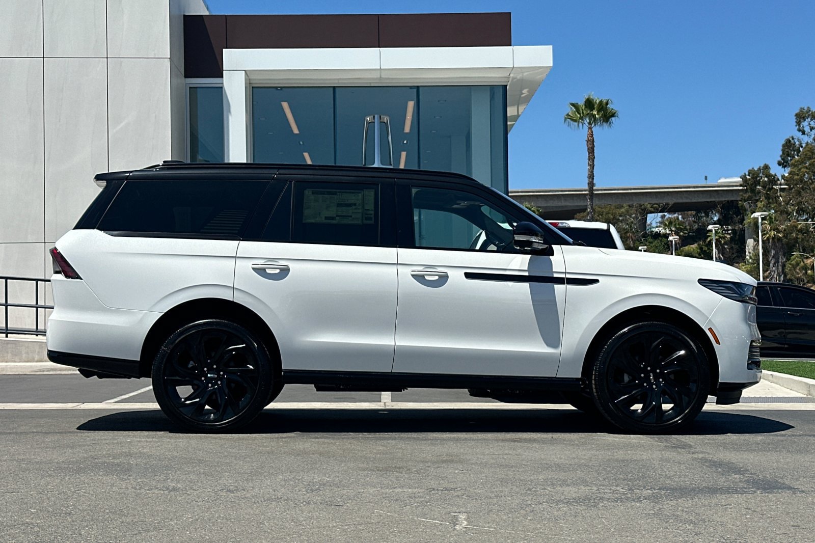 New 2026 Lincoln Navigator Black Label AWD/4WD image 2