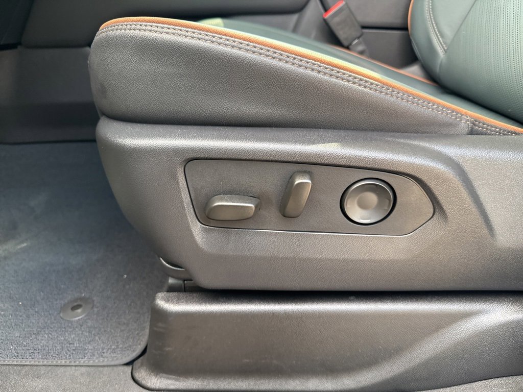 Used 2025 GMC Yukon AT4 w/ AT4 Premium Package image 19