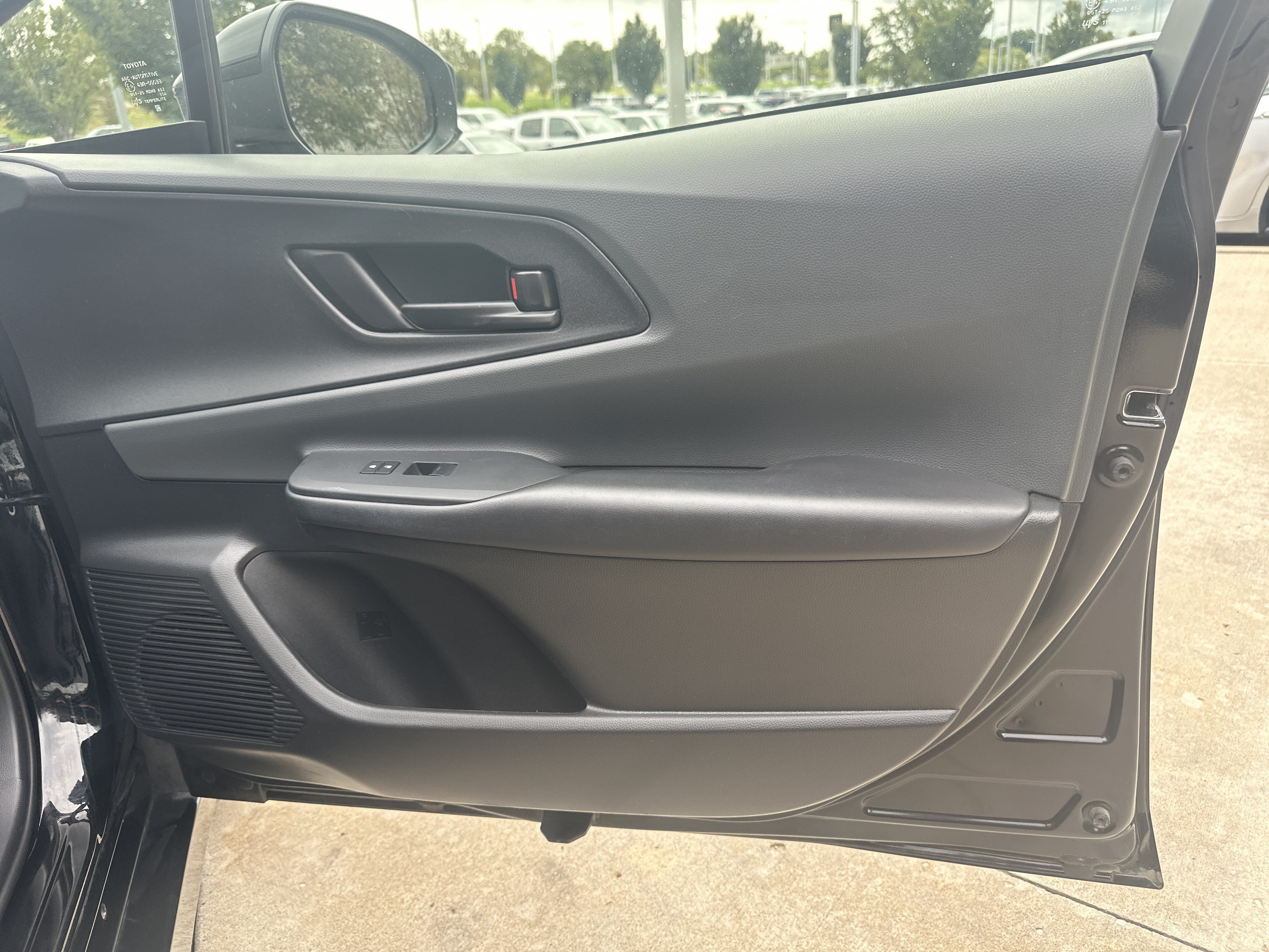 Used 2025 Toyota Prius LE FWD image 30