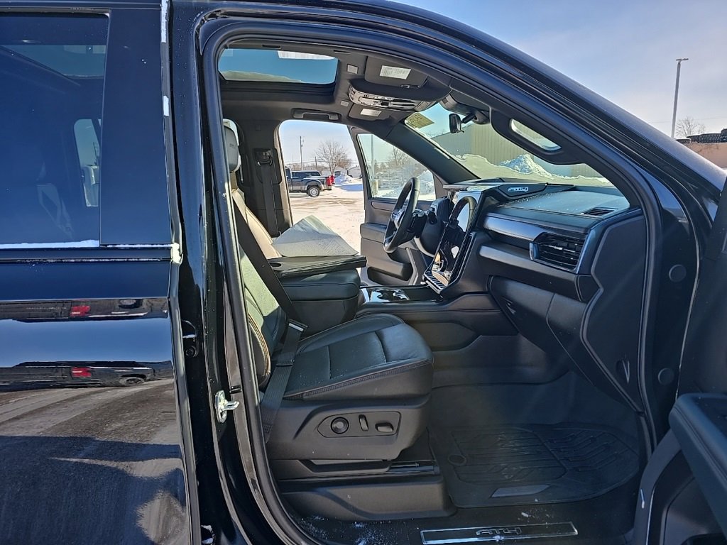Used 2025 GMC Yukon XL AT4 w/ AT4 Premium Package image 15