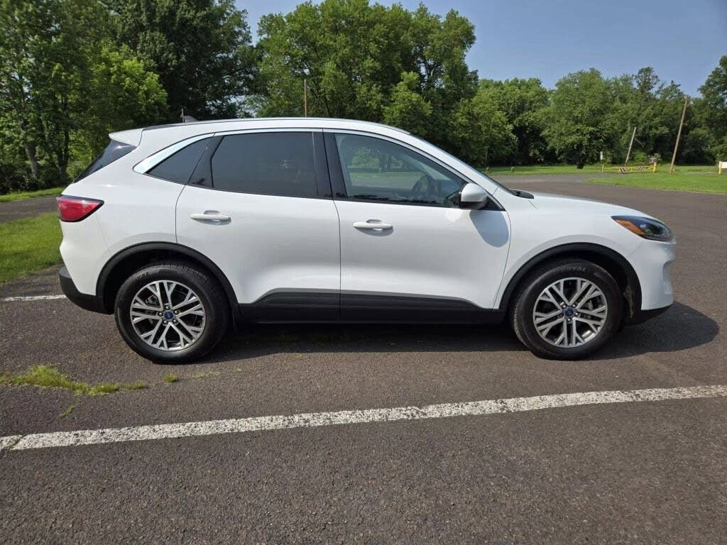 Used 2022 Ford Escape SEL image 2