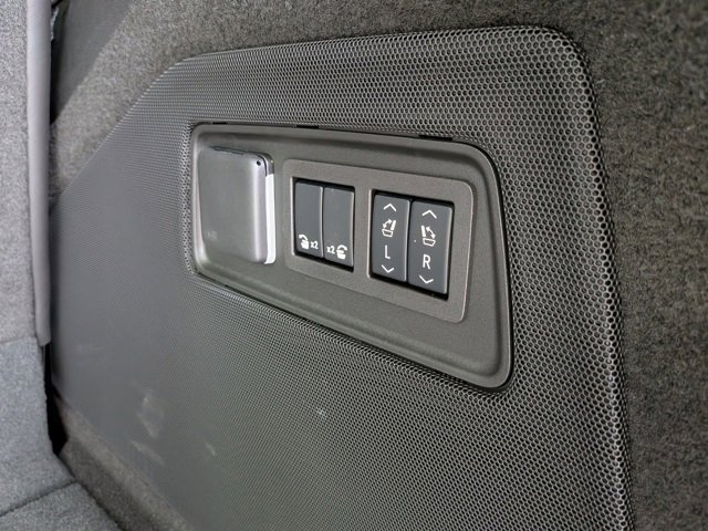 Used 2025 Cadillac Escalade V w/ LPO, ONYX Package image 15