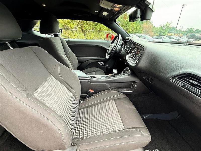 Used 2022 Dodge Challenger SXT RWD image 24