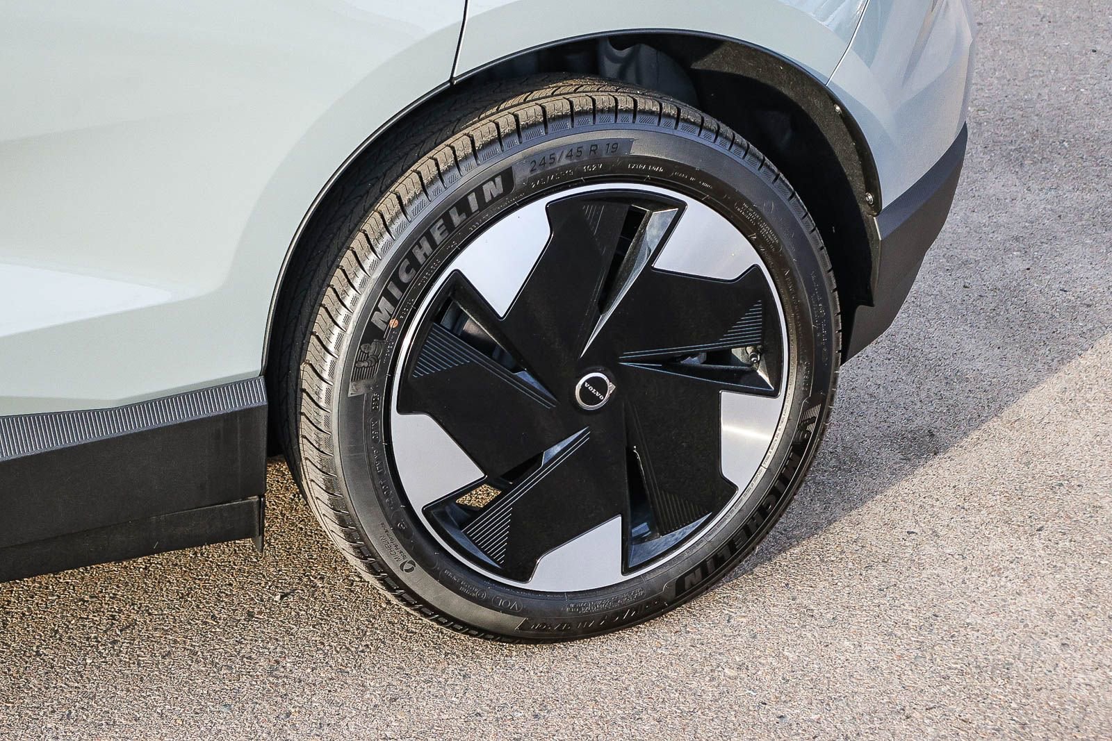 New 2026 Volvo EX30 Plus w/ Protection Package image 9