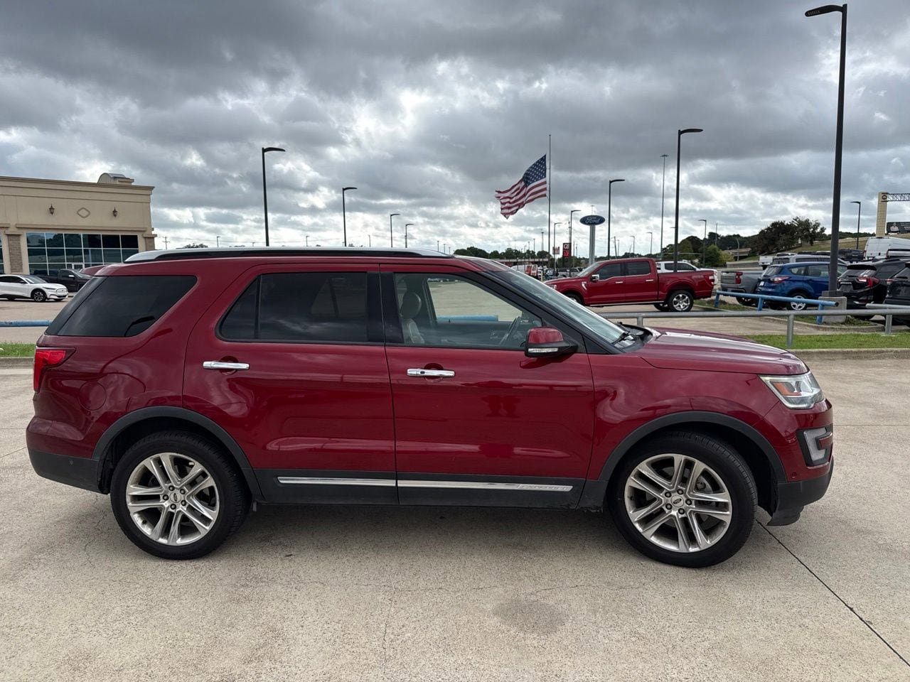Used 2017 Ford Explorer Limited w/ Equipment Group 301A AWD/4WD image 17