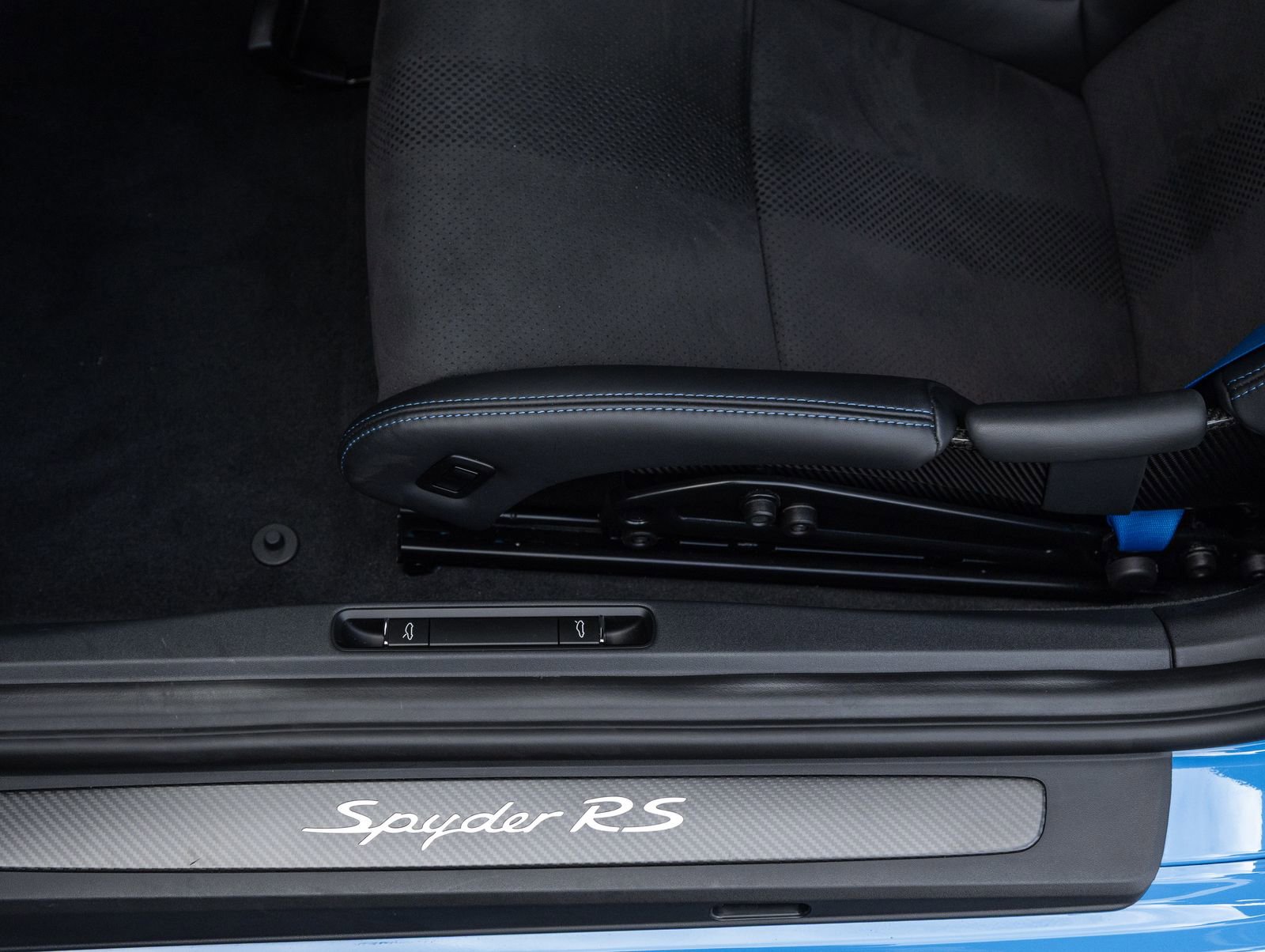 Certified 2025 Porsche 718 Boxster Spyder RS RWD image 21