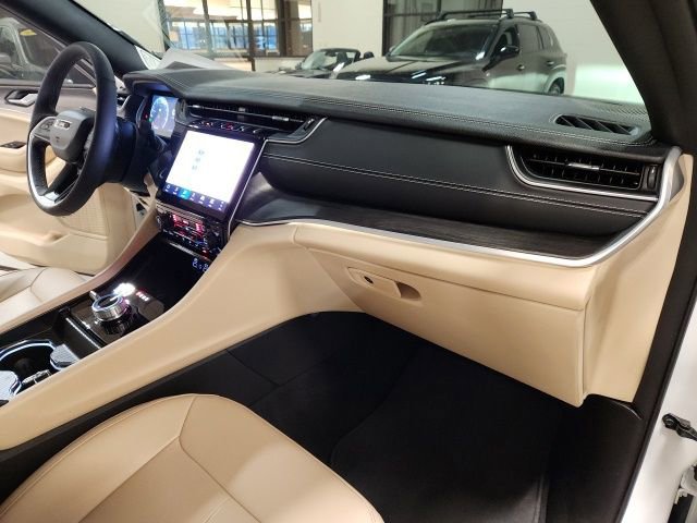 Used 2024 Jeep Grand Cherokee Limited w/ Black Appearance Package image 36