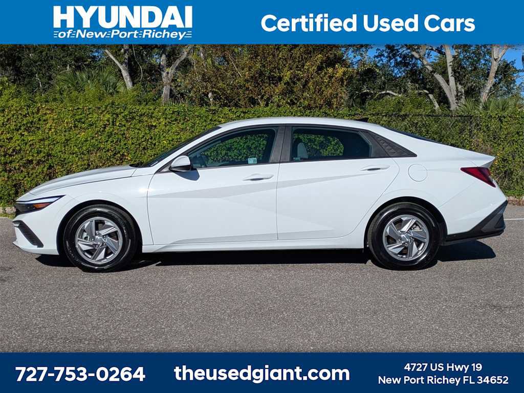 Used 2025 Hyundai Elantra SE image 2