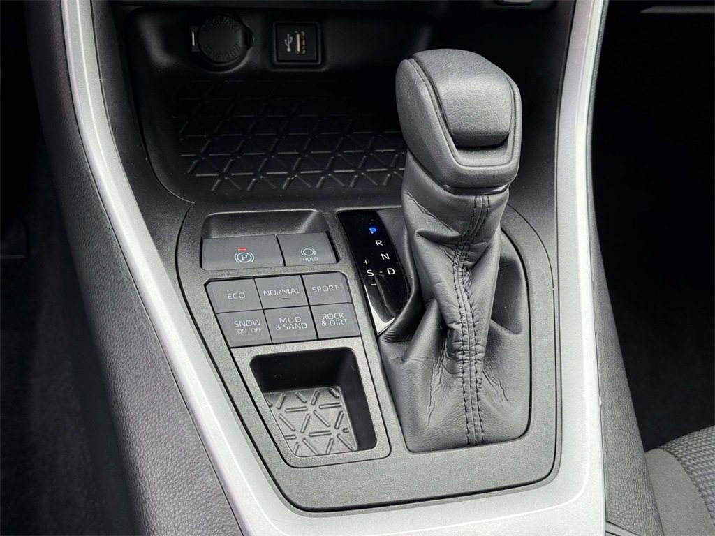 Used 2025 Toyota RAV4 LE image 6