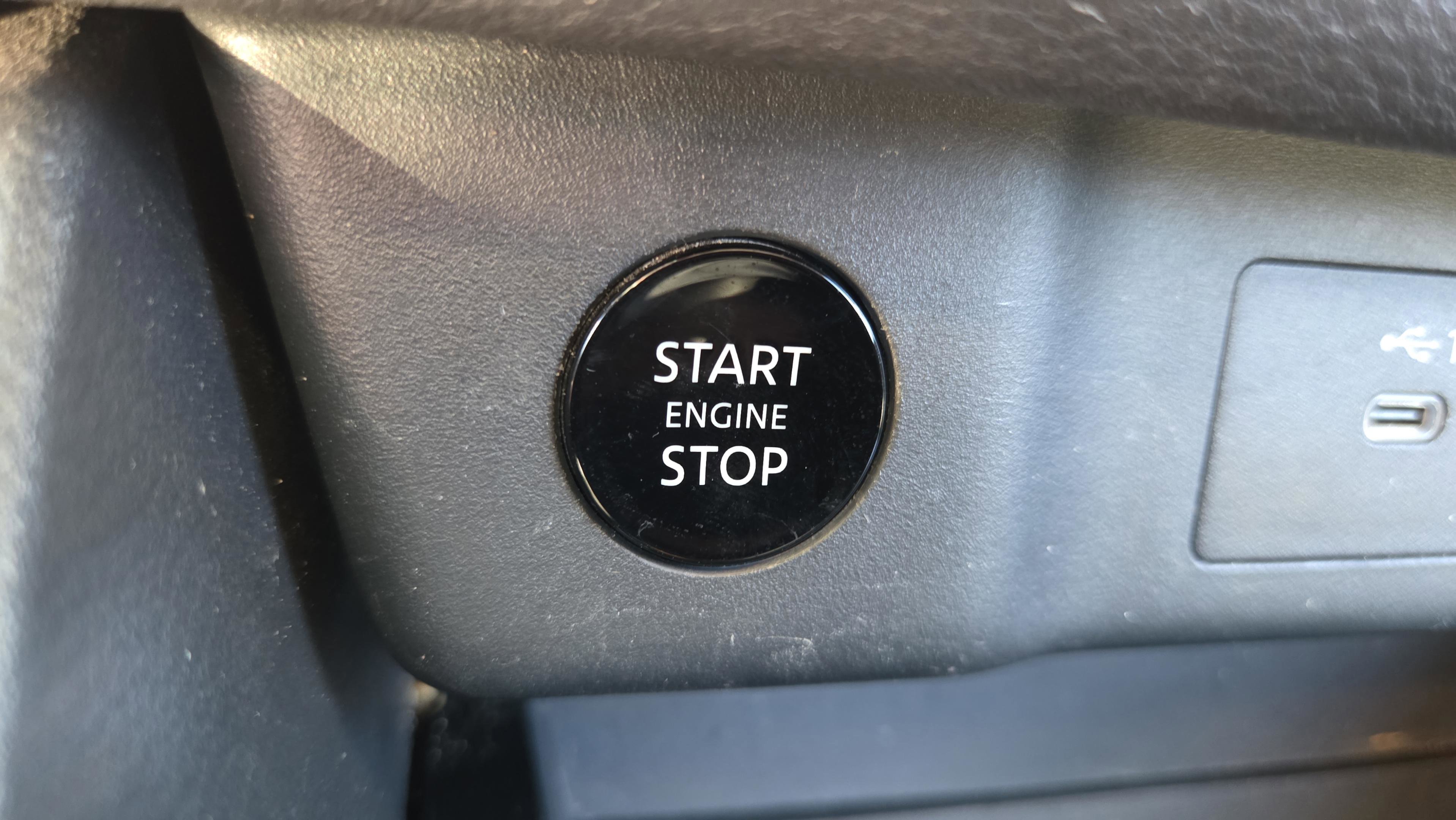 Used 2025 Nissan Rogue S image 23