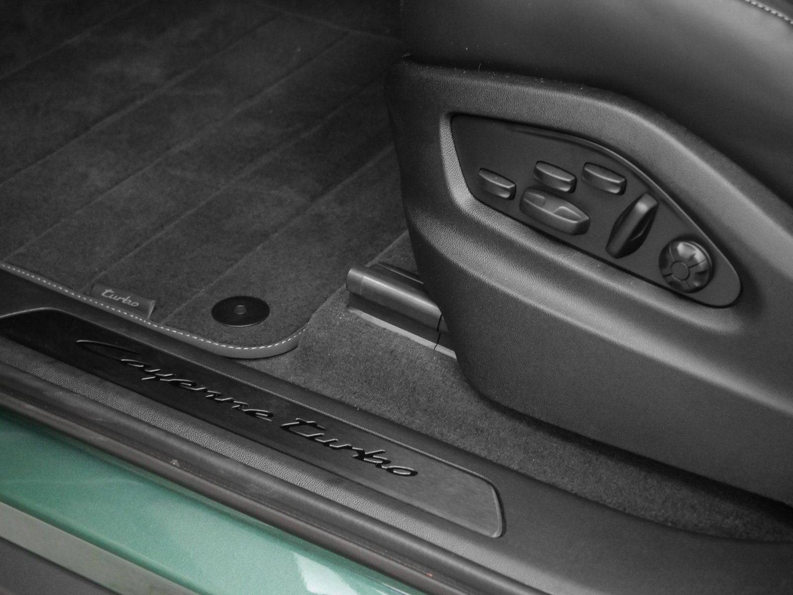 Used 2025 Porsche Cayenne Turbo AWD/4WD image 37