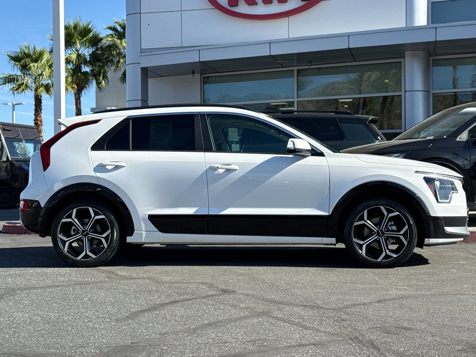 Used 2025 Kia Niro EX Touring image 2