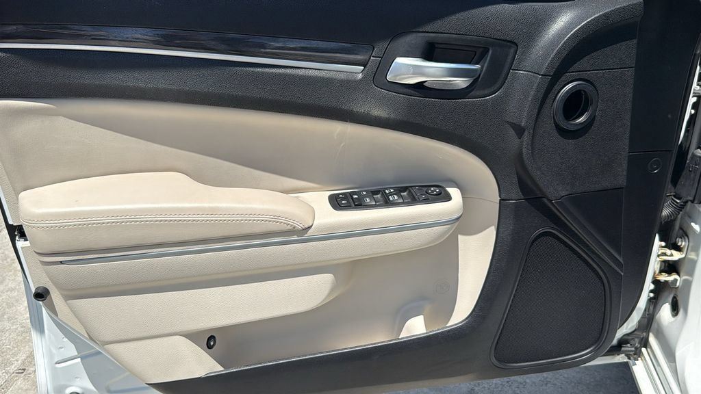 Used 2018 Chrysler 300 Touring L RWD image 19