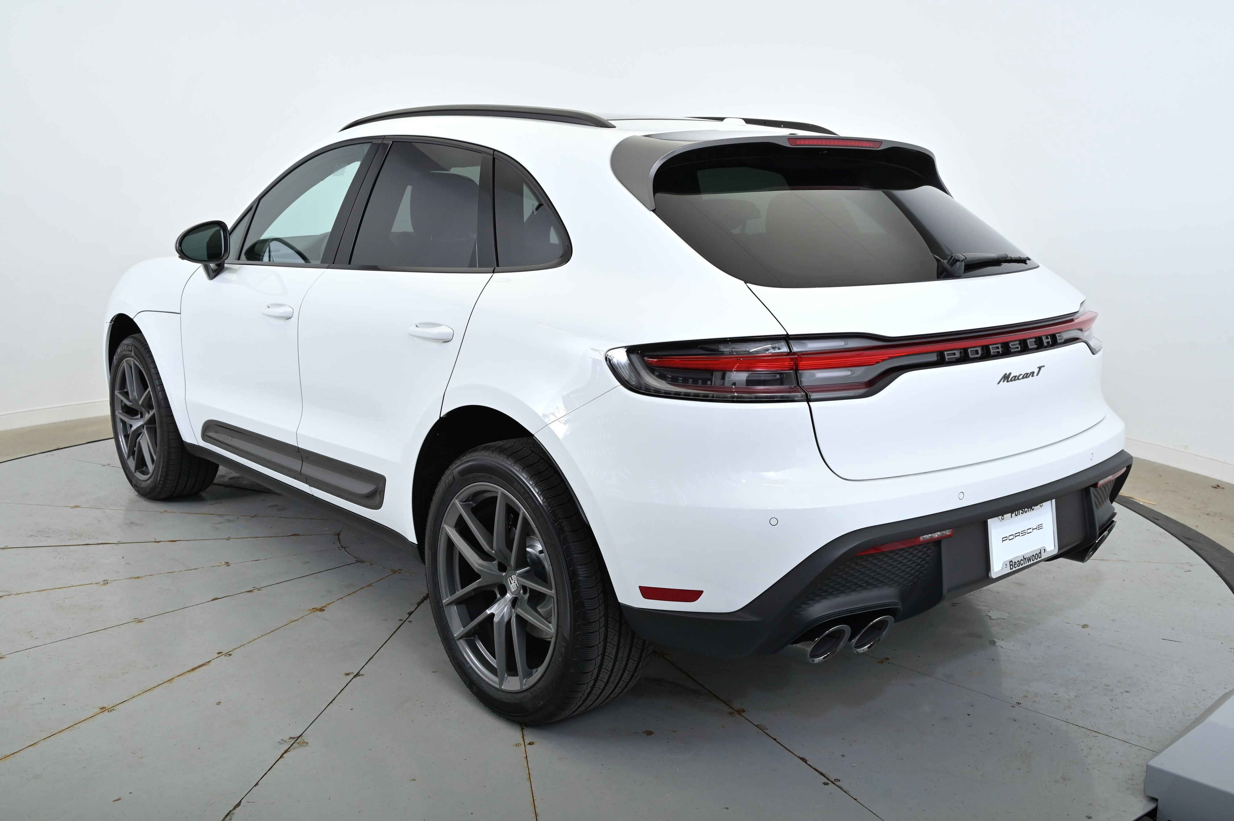 Certified 2025 Porsche Macan image 3