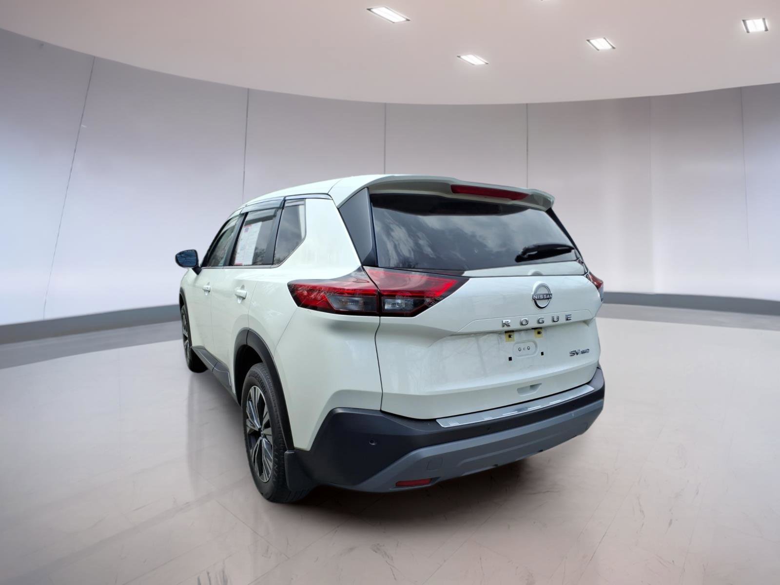 Used 2023 Nissan Rogue SV image 3