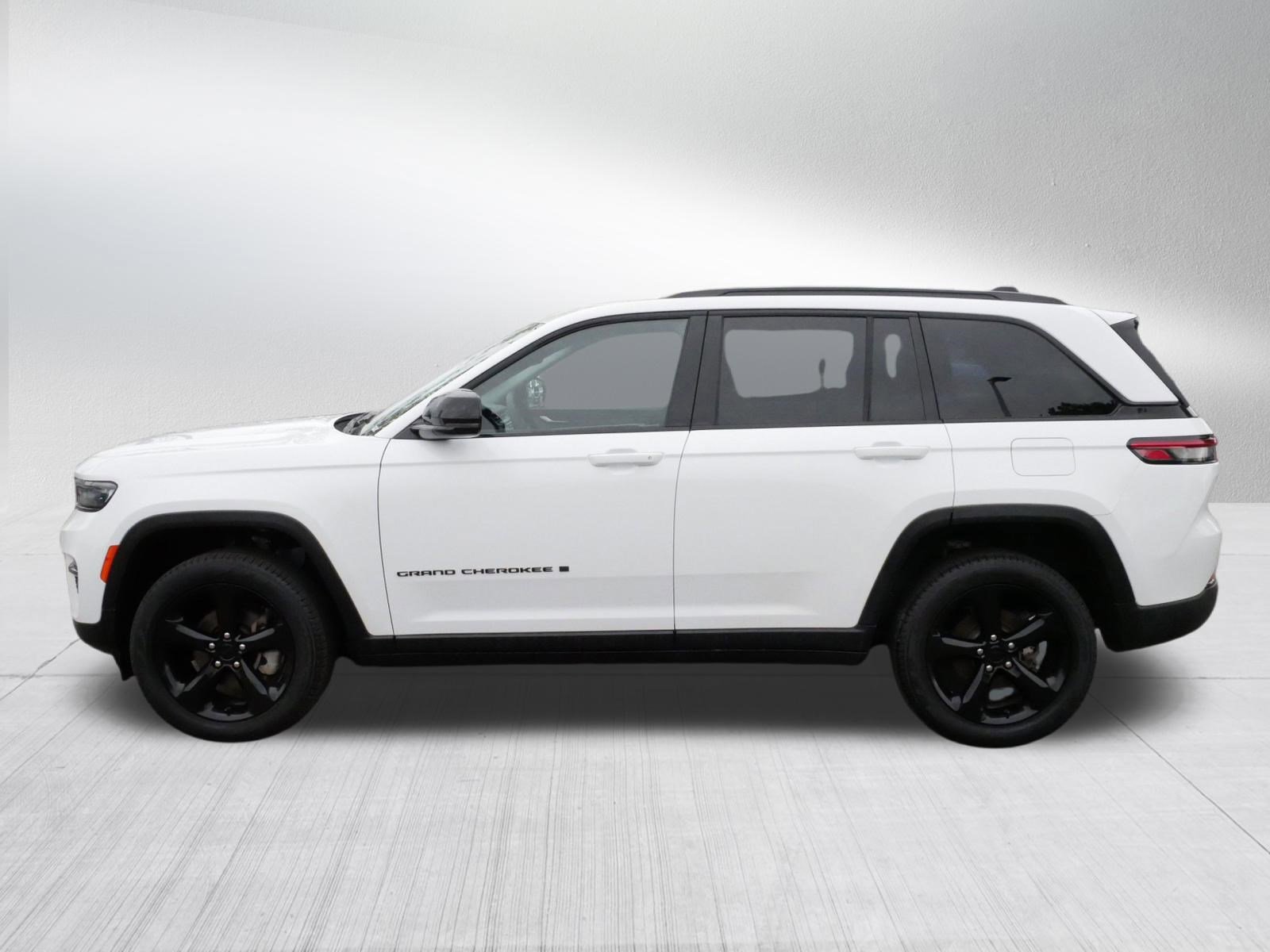 Used 2023 Jeep Grand Cherokee Limited w/ Black Appearance Package AWD/4WD image 4