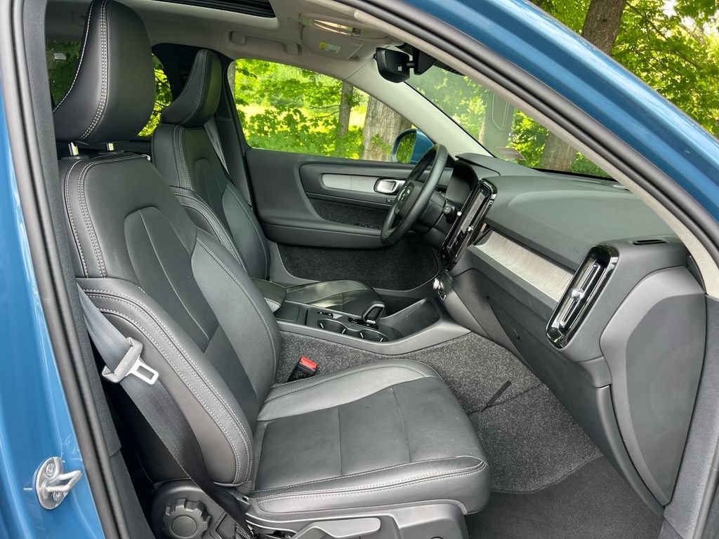 Certified 2025 Volvo XC40 B5 Core AWD/4WD image 30