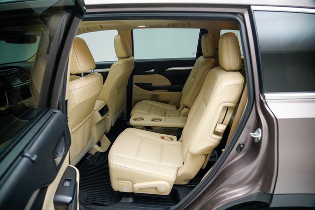 Used 2018 Toyota Highlander XLE image 16