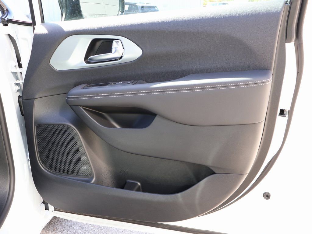 New 2026 Chrysler Pacifica Limited w/ S Appearance Package FWD image 8