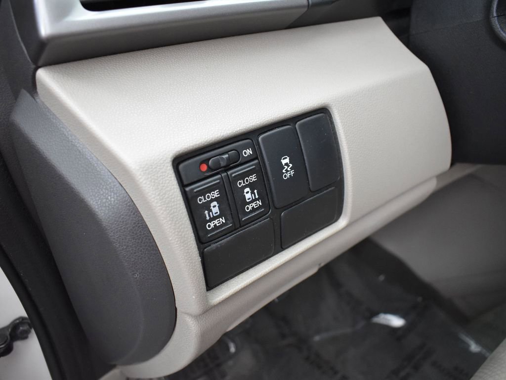 Used 2017 Honda Odyssey SE image 9