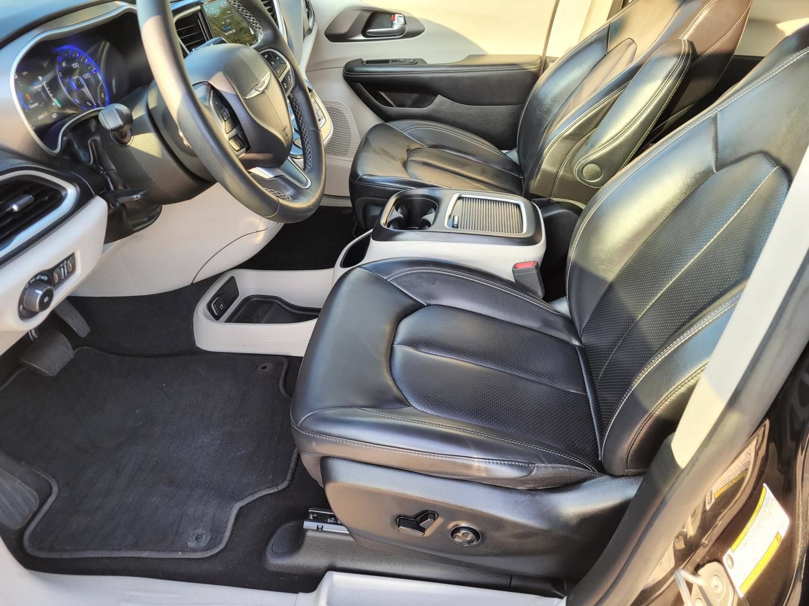 Used 2023 Chrysler Pacifica Touring-L FWD image 21