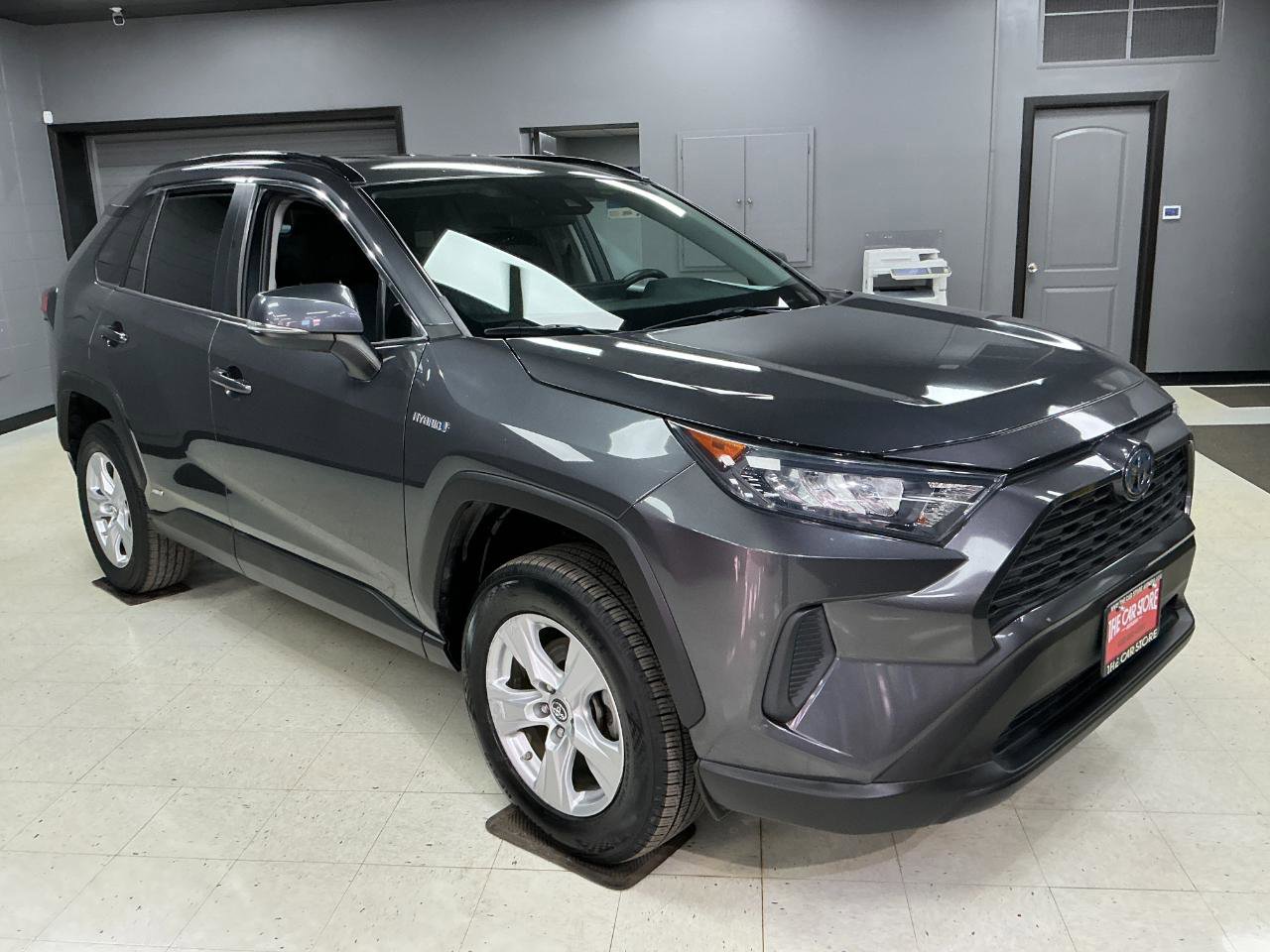 Used 2019 Toyota RAV4 LE AWD/4WD image 2
