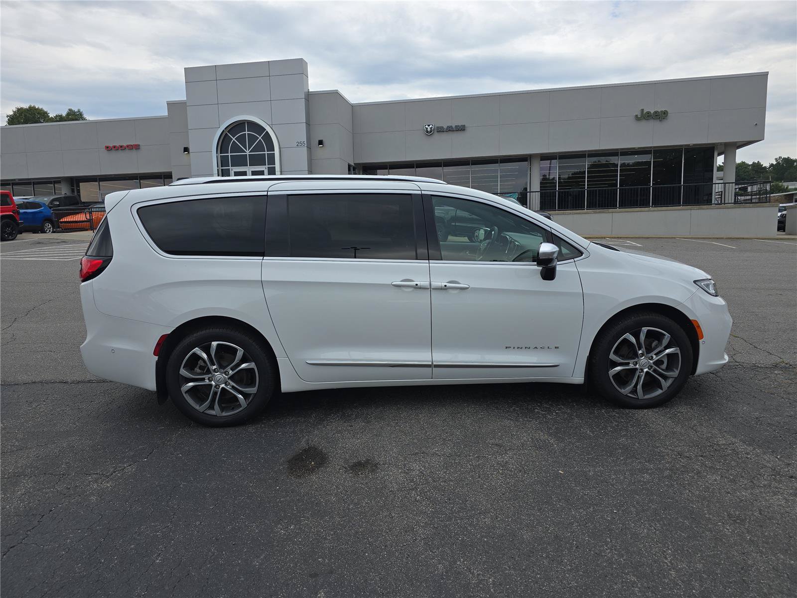 Used 2025 Chrysler Pacifica Pinnacle w/ Trailer Tow Group AWD/4WD image 2