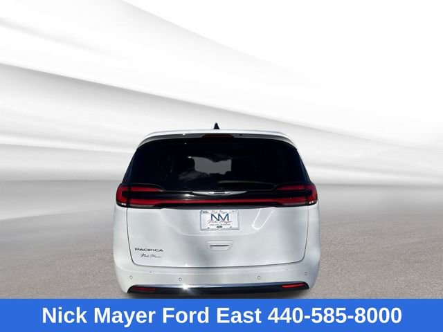 Used 2023 Chrysler Pacifica Touring-L FWD image 6