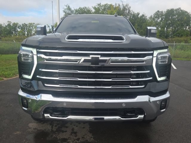 Used 2025 Chevrolet Silverado 2500 LTZ w/ LTZ Plus Package AWD/4WD image 3