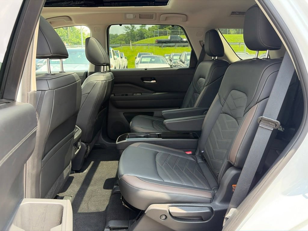Used 2025 Nissan Pathfinder Platinum AWD/4WD image 24