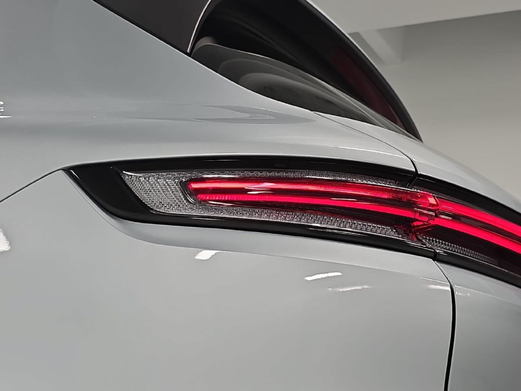 Certified 2024 Porsche Cayenne AWD/4WD image 28