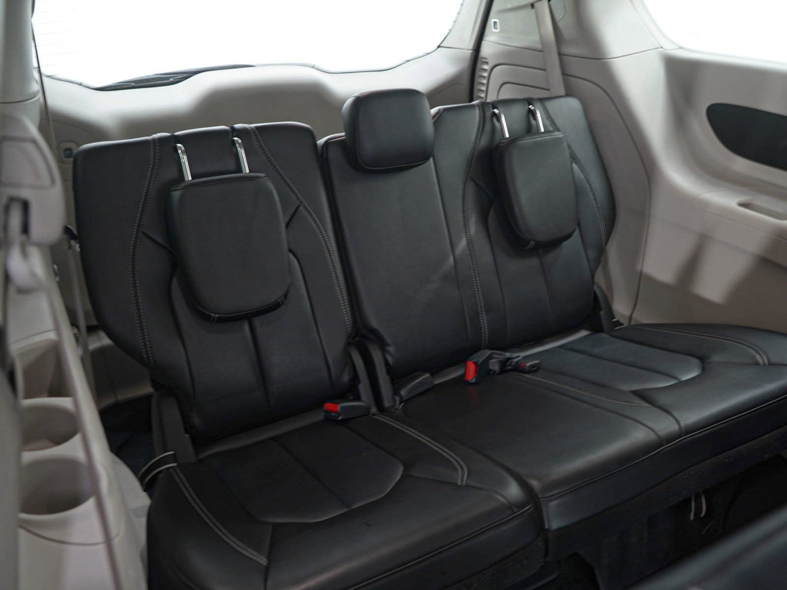 Used 2023 Chrysler Pacifica Touring-L image 13