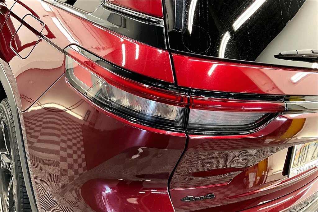 Used 2023 Jeep Grand Cherokee Limited w/ Black Appearance Package image 27