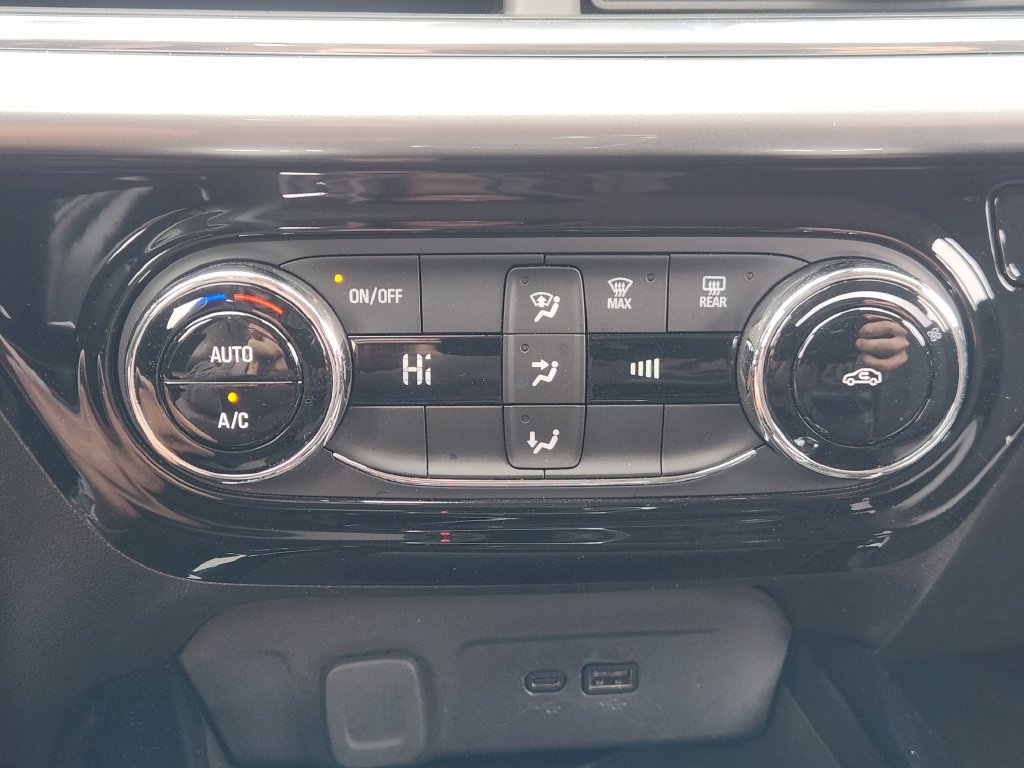 Used 2025 Chevrolet Trax LT FWD image 18