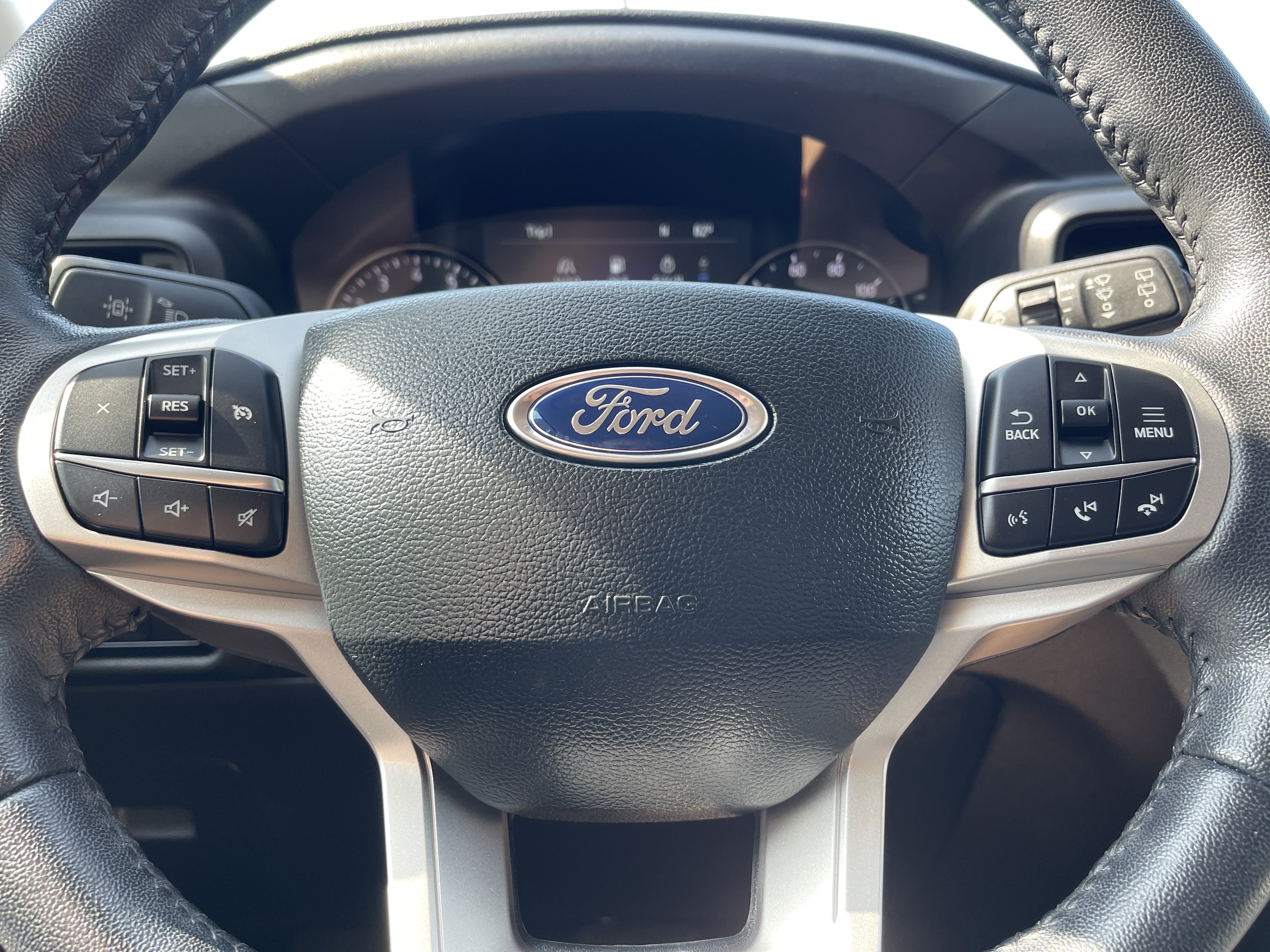 Used 2023 Ford Explorer XLT AWD/4WD image 16