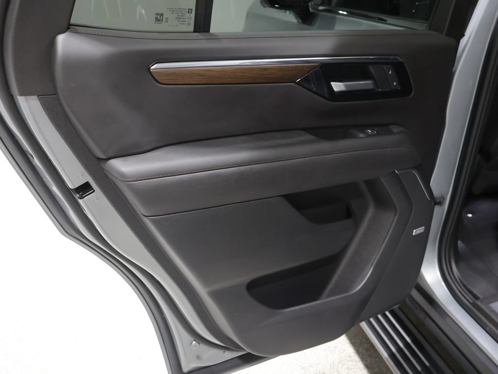 Used 2025 Chevrolet Tahoe High Country AWD/4WD image 21