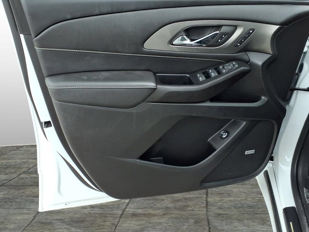 Used 2023 Chevrolet Traverse Premier FWD image 11