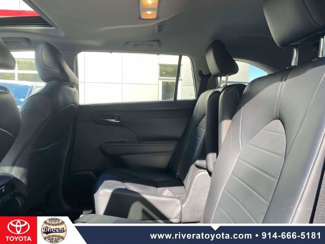 Used 2024 Toyota Highlander XLE AWD/4WD image 12