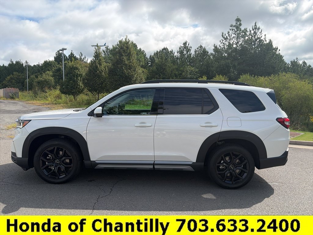 Used 2025 Honda Pilot Touring image 4