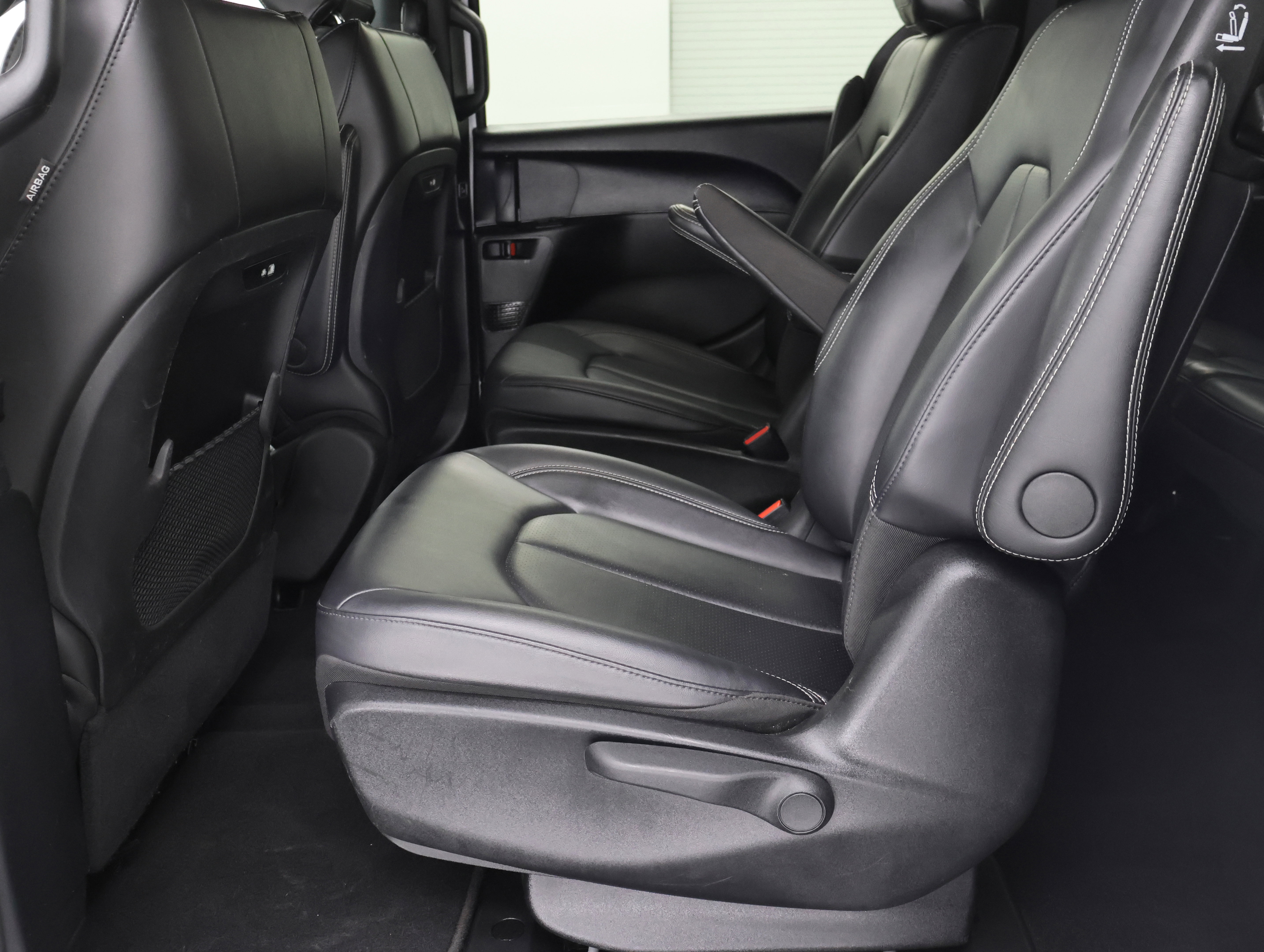 Used 2024 Chrysler Pacifica Limited FWD image 9