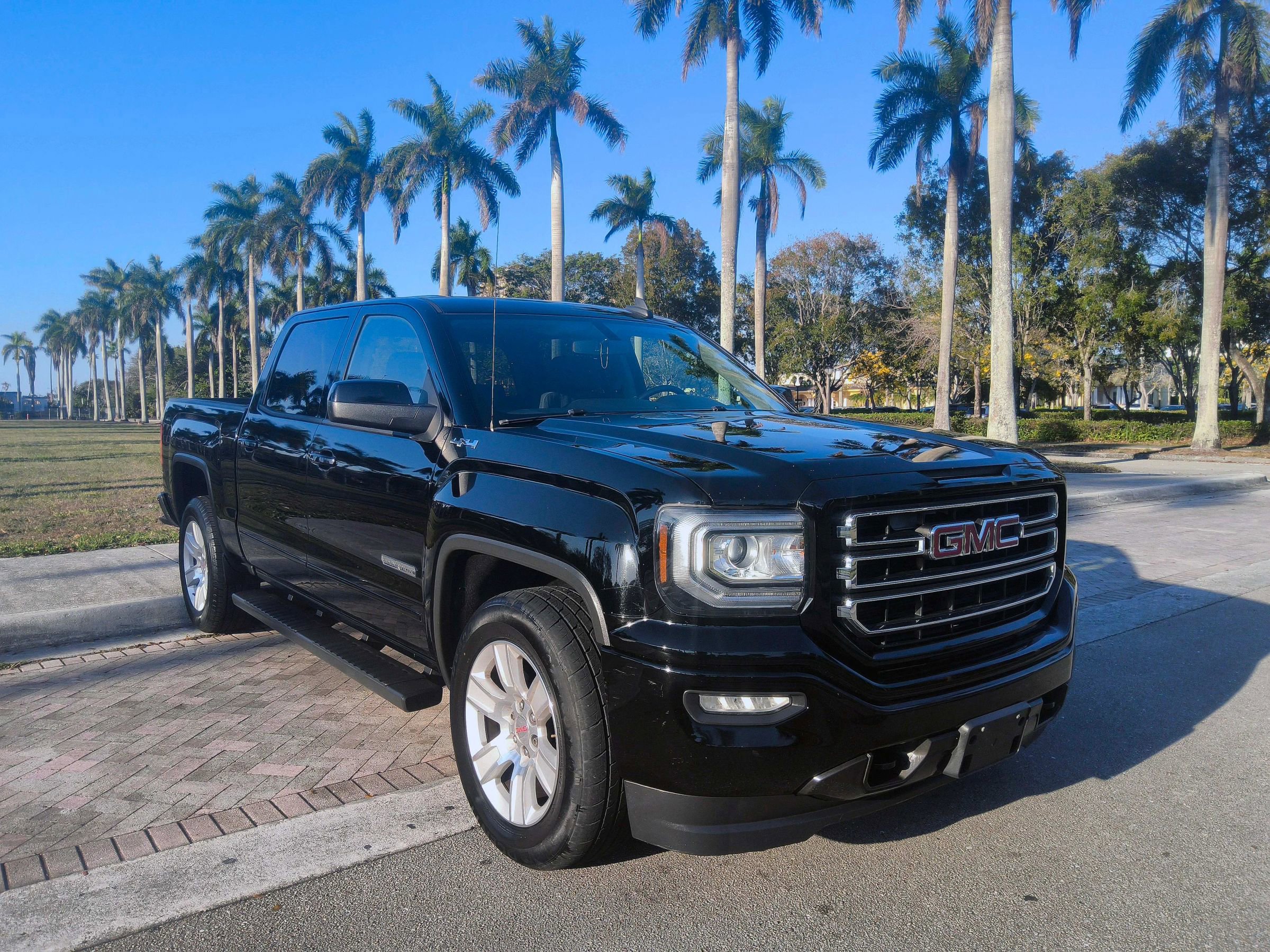 Used 2017 GMC Sierra 1500 SLE w/ SLE Value Package image 1