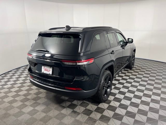 Used 2024 Jeep Grand Cherokee Limited w/ Black Appearance Package image 7