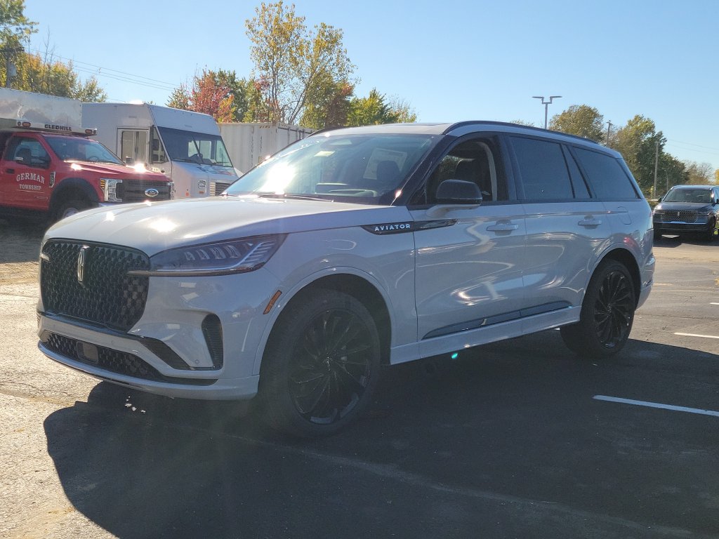 New 2027 Lincoln Aviator Reserve w/ Jet Appearance Package AWD/4WD image 8